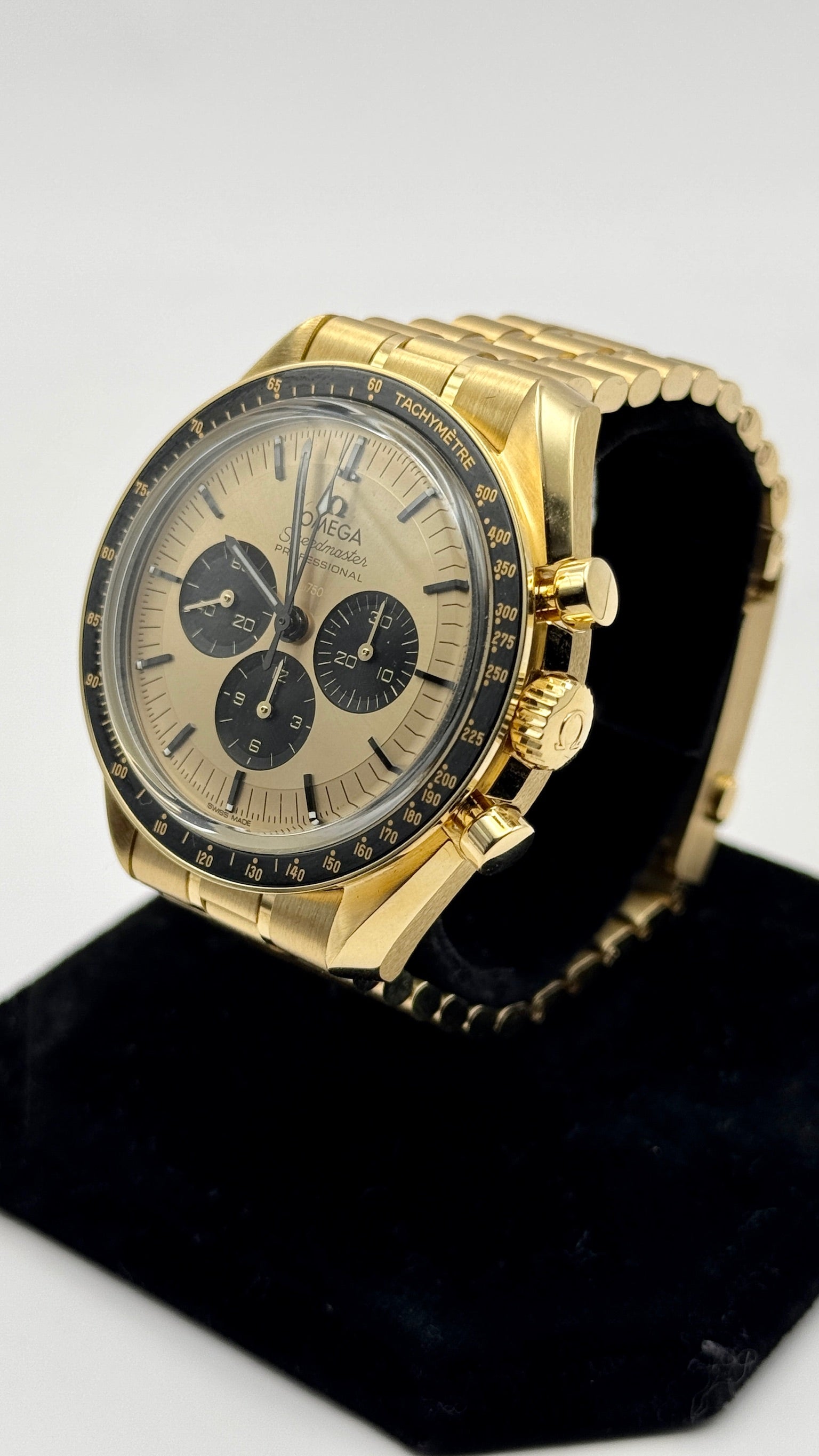 Omega Speedmaster Yellow Gold image 3