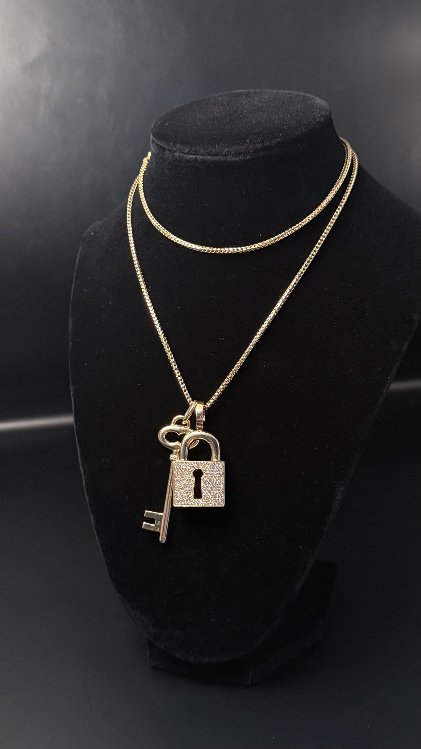 Yellow gold lock & key pendant natural diamond necklace