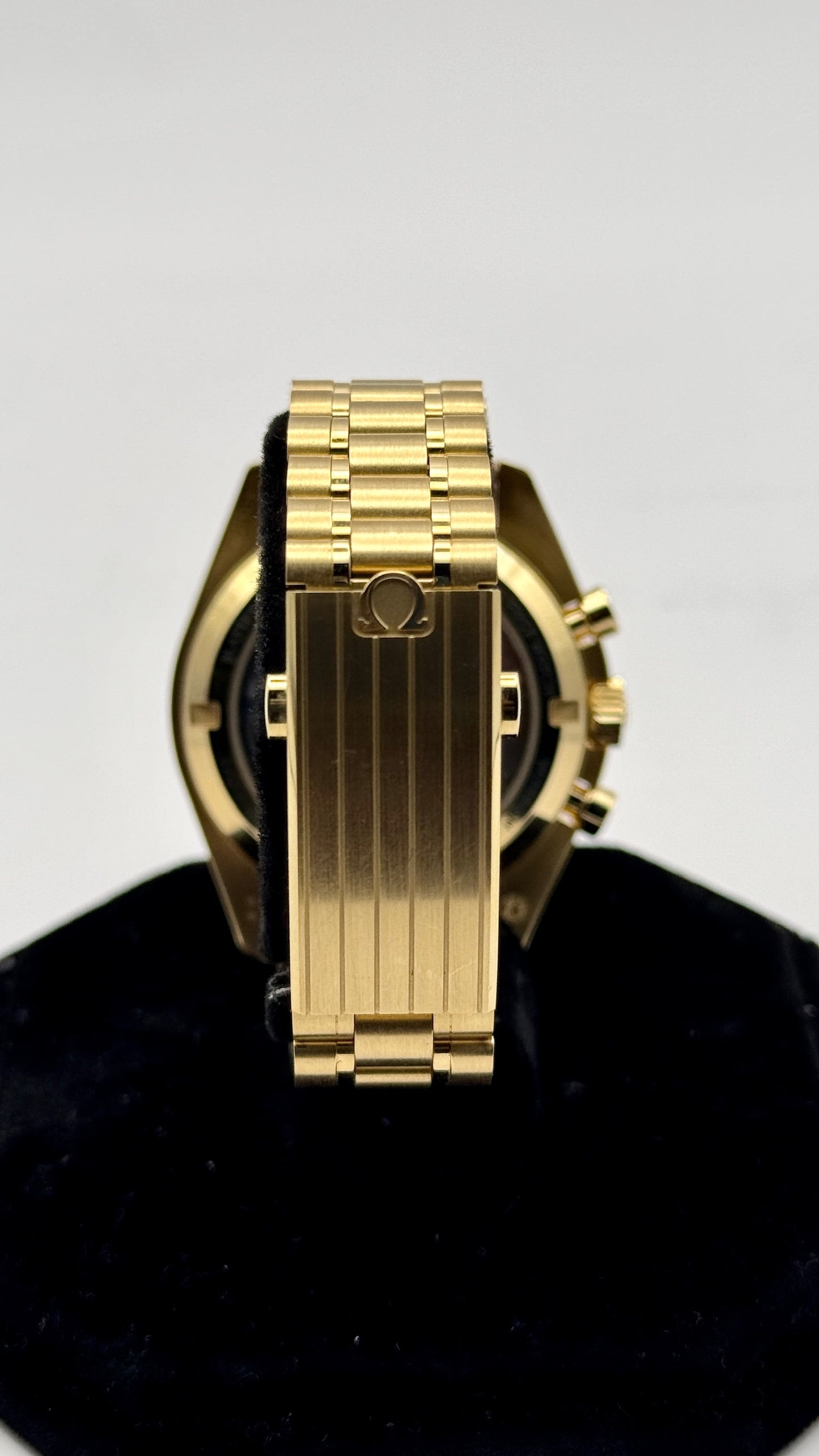 Omega Speedmaster Yellow Gold image 2