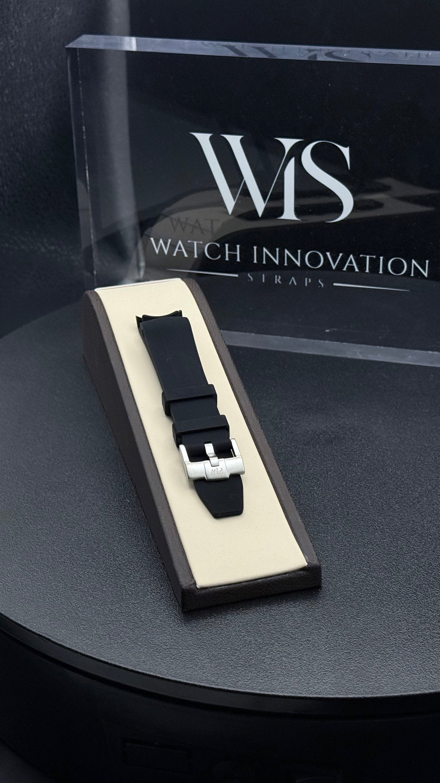 Rubber curved Black- 20mm strap